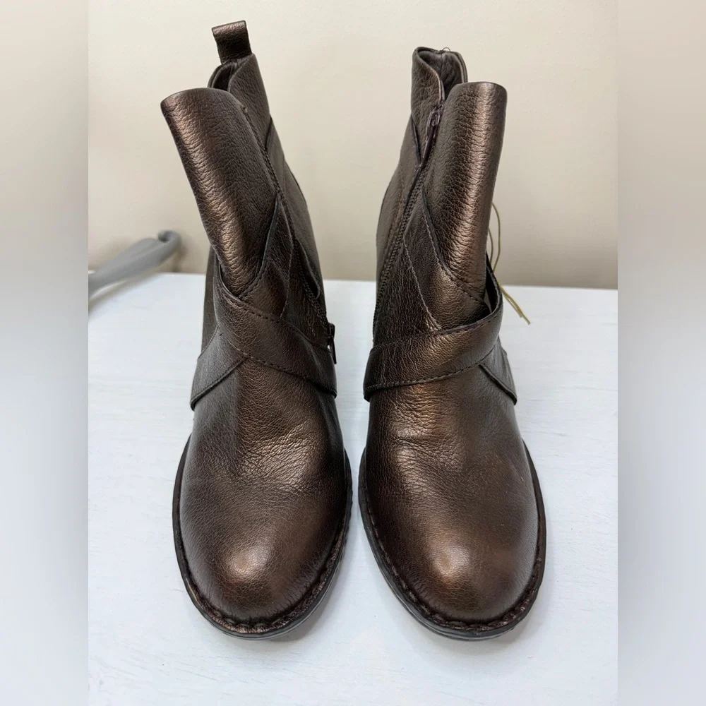 Born NWOT Bronze Leather Shola Ankle Boots Size 10